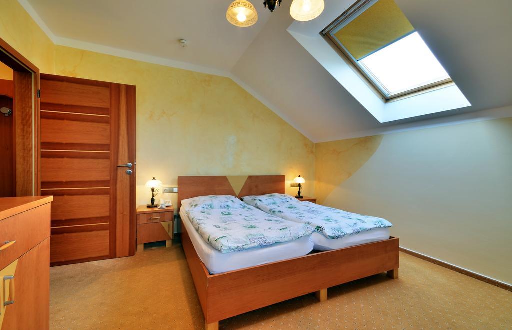 Restaurace A Penzion Kamenec Jilesovice Room photo